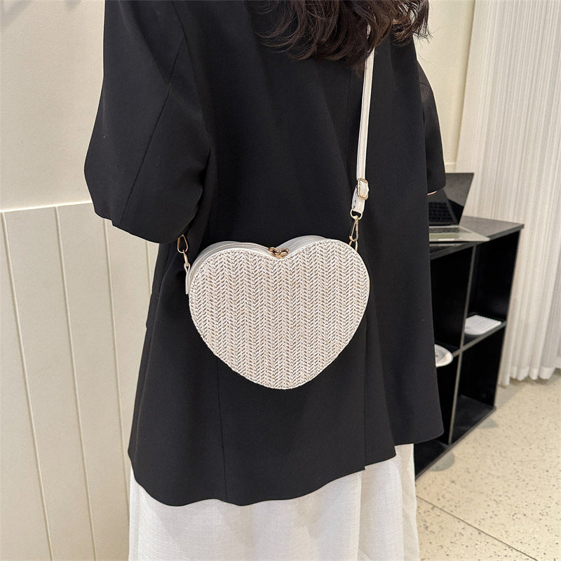 Bolsos de hombro tejidos de hierba lindos en forma de corazón al por mayor